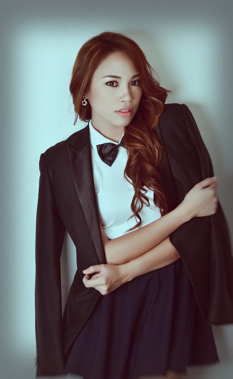 最新時尚女裝長款外套潮流趨勢，長款外套女裝新款亮相