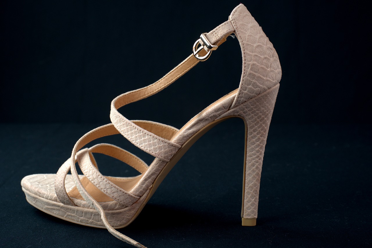 時尚舒適新選擇,最新膠涼鞋亮相!